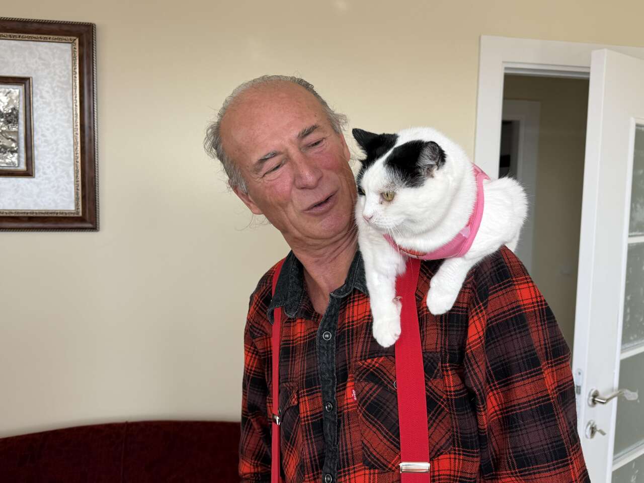 Omzundaki kediyle 65 şehir gezdi! Konya rotasından sonra şimdi Selanik’i hedefliyor 9